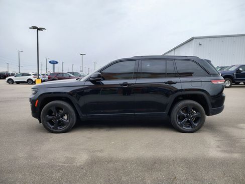 Used 2023 Jeep Grand Cherokee Limited w/ Black Appearance Package image 5