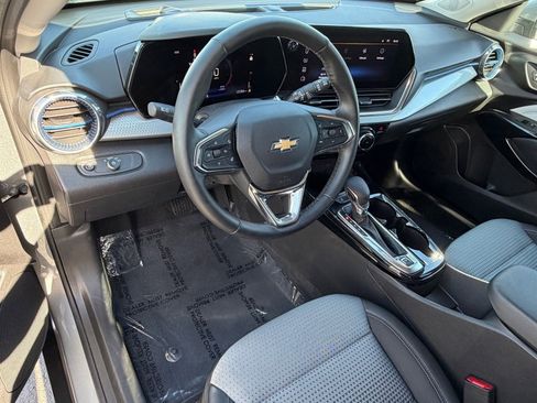 Used 2025 Chevrolet Trax LT w/ LT Convenience Package image 17