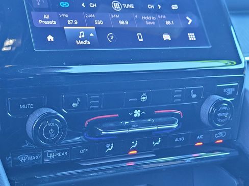 Used 2023 Jeep Grand Cherokee L Laredo image 22