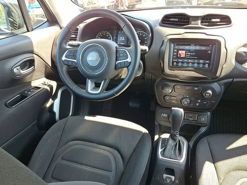 Used 2018 Jeep Renegade Latitude w/ Cold Weather Group AWD/4WD image 15