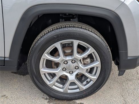 Used 2022 Jeep Compass Latitude image 9