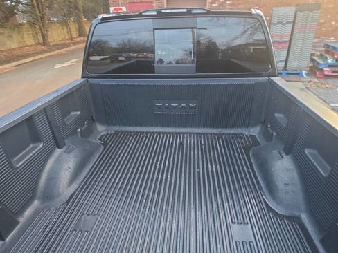 Used 2017 Nissan Titan SV image 28