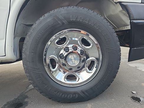 Used 2019 Chevrolet Express 2500 RWD image 15