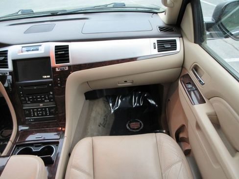 Used 2010 Cadillac Escalade Luxury AWD/4WD image 18