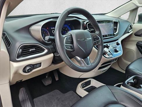 Used 2023 Chrysler Pacifica Touring-L FWD image 9