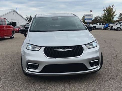 Used 2024 Chrysler Pacifica Limited FWD image 3