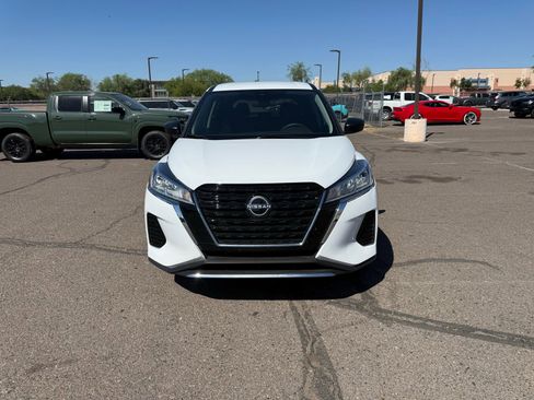 Used 2025 Nissan Kicks Play S image 2