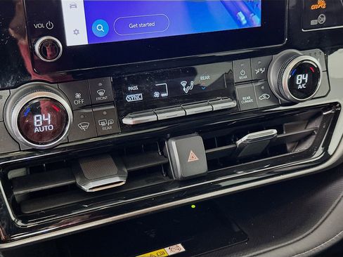 Used 2023 Toyota Highlander XLE FWD image 16
