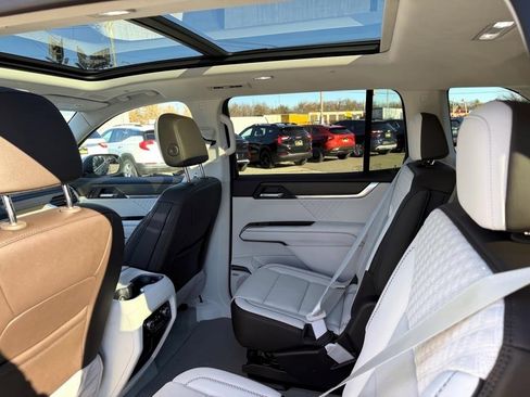 Used 2025 GMC Acadia Denali w/ Super Cruise Package image 10