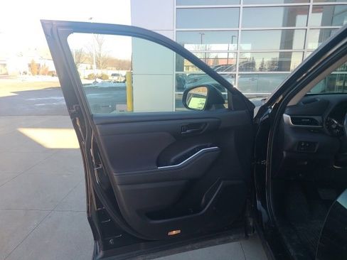 Used 2023 Toyota Highlander LE image 17