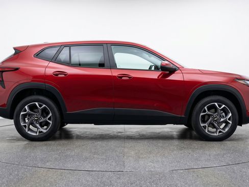 Used 2025 Chevrolet Trax LT w/ LT Convenience Package FWD image 11