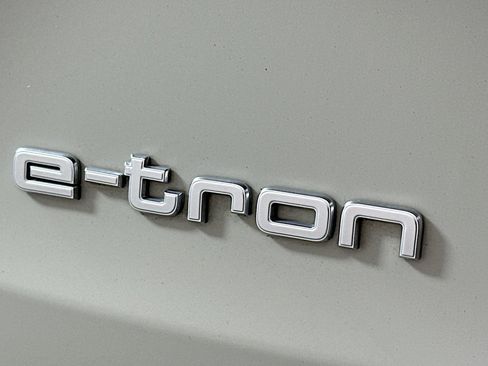 Used 2021 Audi e-tron Premium w/ Convenience Plus Package image 10