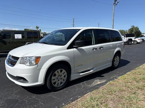 Used 2019 Dodge Grand Caravan SE w/ Power Convenience Group I FWD image 4