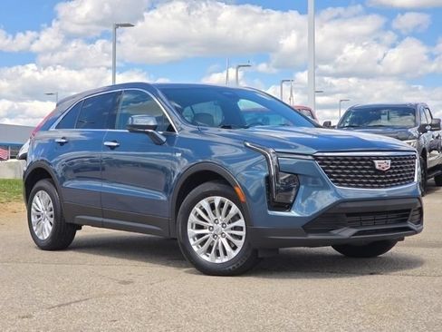 Used 2024 Cadillac XT4 Luxury w/ Cold Weather Package FWD image 3