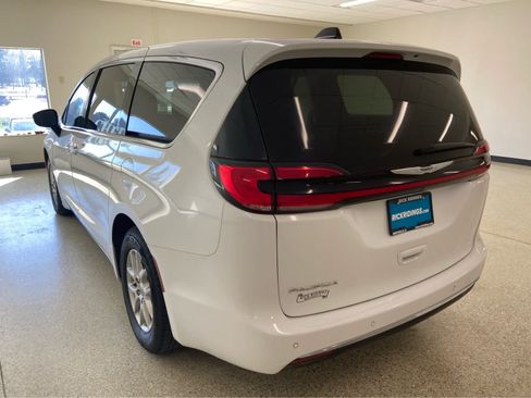 Used 2024 Chrysler Pacifica Touring-L FWD image 11