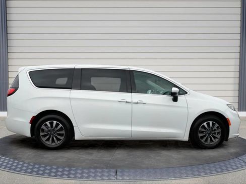 Used 2023 Chrysler Pacifica Touring-L FWD image 8