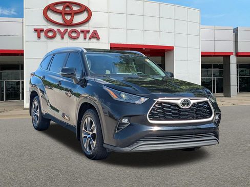 Used 2024 Toyota Highlander XLE AWD/4WD image 1