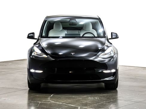 Used 2023 Tesla Model Y Long Range image 3