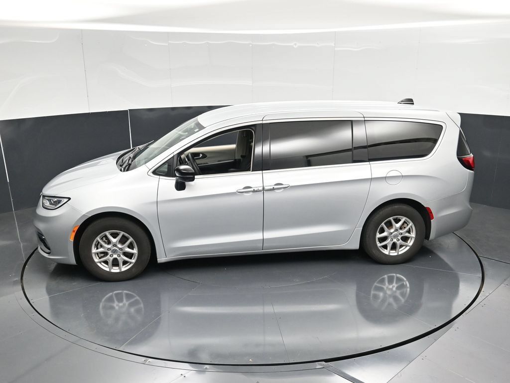 Used 2024 Chrysler Pacifica Touring-L FWD image 49