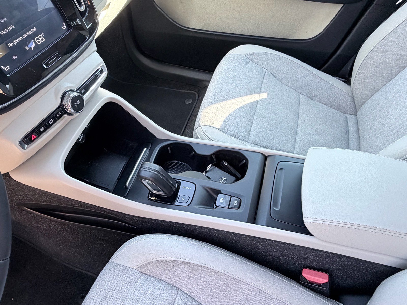 Used 2020 Volvo XC40 T4 Momentum FWD image 13