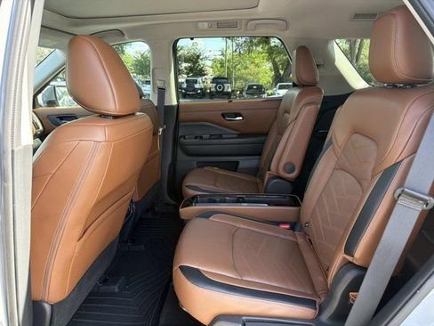 Used 2024 Nissan Pathfinder Platinum AWD/4WD image 14