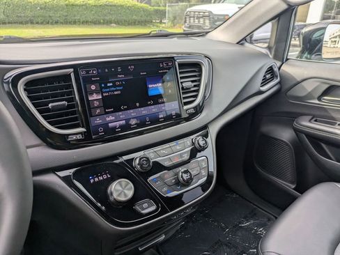 Used 2025 Chrysler Pacifica Select FWD image 21