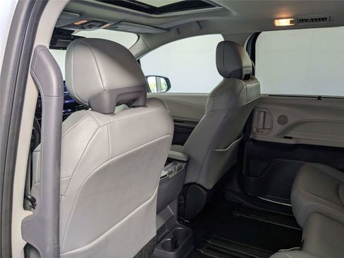 Used 2024 Toyota Sienna XLE FWD image 34