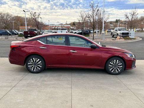 Used 2024 Nissan Altima 2.5 SV image 7