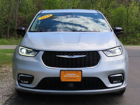 Used 2024 Chrysler Pacifica Touring-L FWD image 14