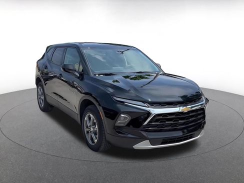 Used 2025 Chevrolet Blazer LT FWD image 3