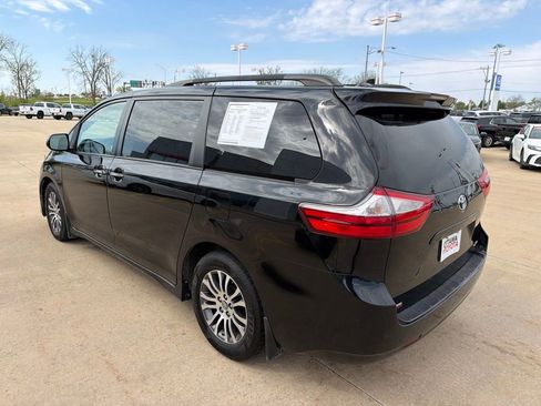 Used 2019 Toyota Sienna XLE w/ XLE Navigation Package FWD image 8