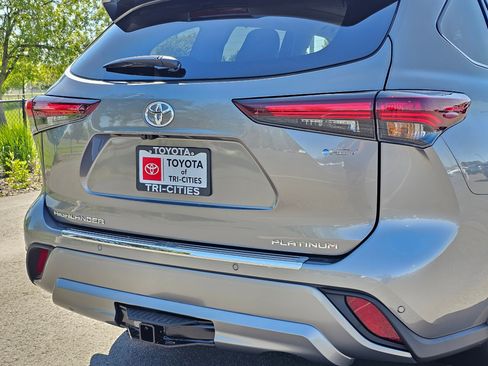 New 2026 Toyota Highlander Platinum AWD/4WD image 7