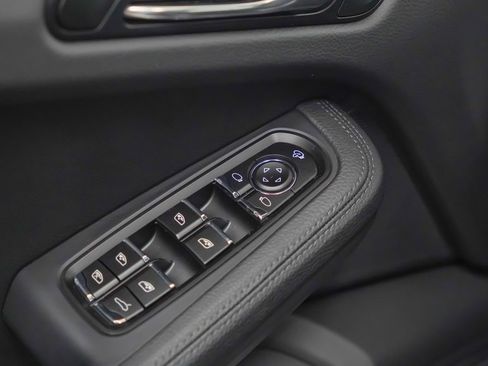 Certified 2025 Porsche Macan image 23