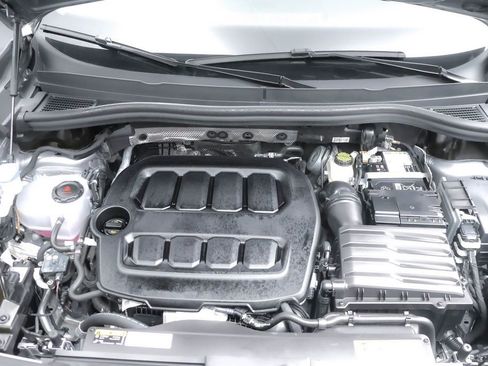 Used 2025 Volkswagen Tiguan SE image 30