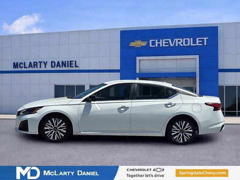 Used 2025 Nissan Altima 2.5 SV FWD image 3
