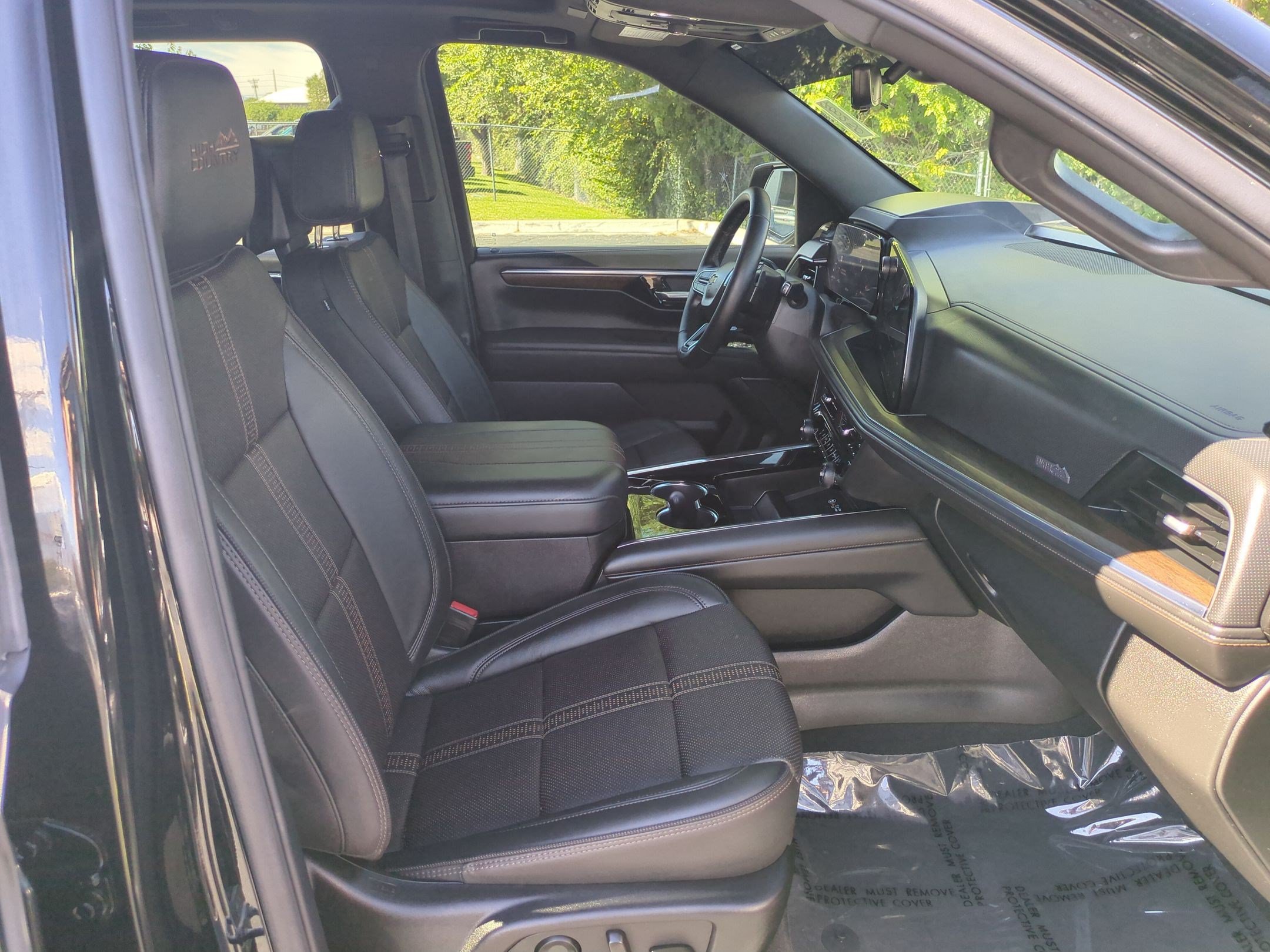 Certified 2025 Chevrolet Suburban High Country AWD/4WD image 32