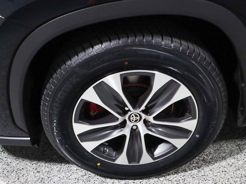 Used 2020 Toyota Highlander XLE FWD image 11