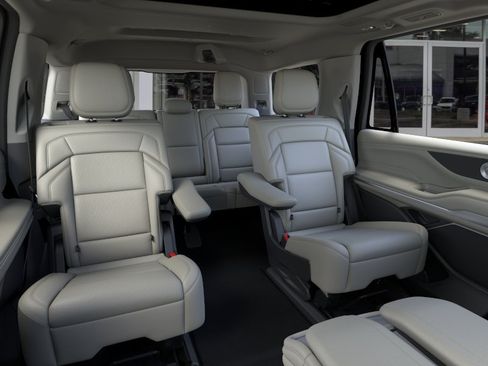 New 2026 Lincoln Navigator Reserve w/ Jet Appearance Package AWD/4WD image 11