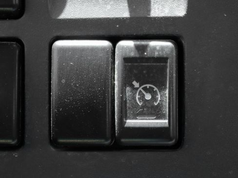 Used 2019 Isuzu NPR image 24