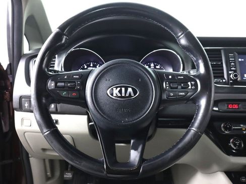 Used 2017 Kia Sedona LX w/ LX Essentials Premium Package FWD image 11