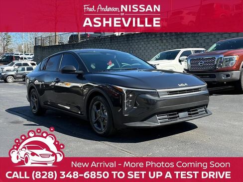 Used 2025 Kia K4 LXS image 1