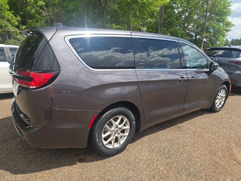 Used 2023 Chrysler Pacifica Touring-L image 4