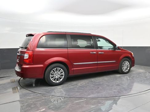 Used 2015 Chrysler Town & Country Touring-L w/ Driver Convenience Group image 8