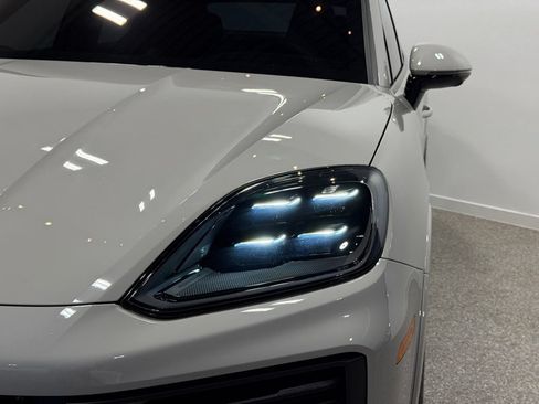 Used 2025 Porsche Cayenne Turbo AWD/4WD image 4