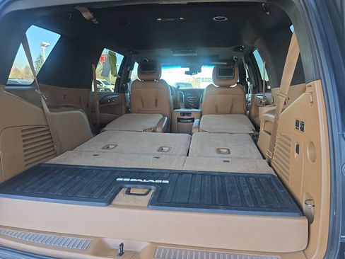 Used 2017 Cadillac Escalade Platinum image 18