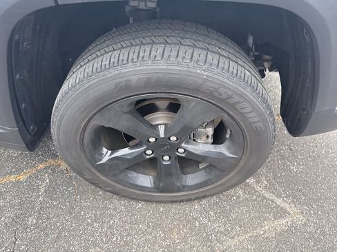 Used 2022 Jeep Grand Cherokee Altitude image 15