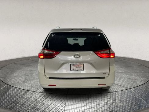 Used 2017 Toyota Sienna XLE image 6