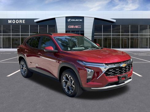 Used 2024 Chevrolet Trax LT w/ Driver Confidence Package FWD image 3