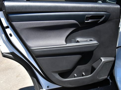 Used 2024 Toyota Highlander LE AWD/4WD image 35