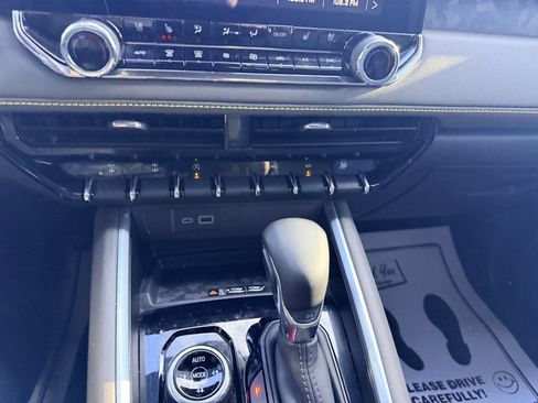 Used 2025 Chevrolet Colorado ZR2 w/ Technology Package image 21